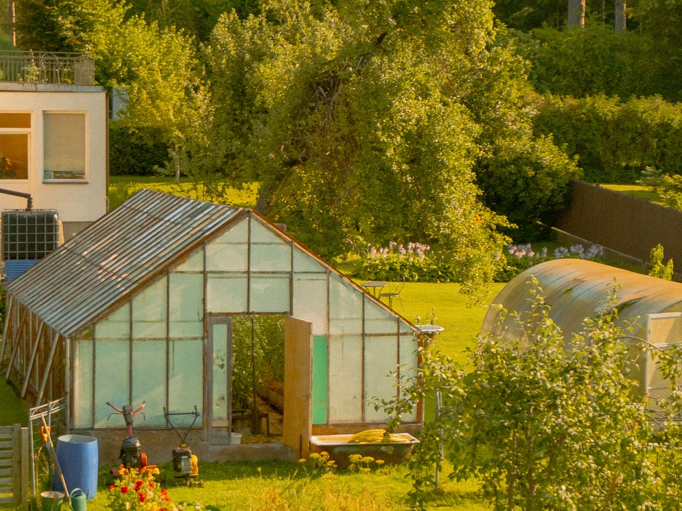 Symbolbild: Gewächshaus und Hochbeet im Garten